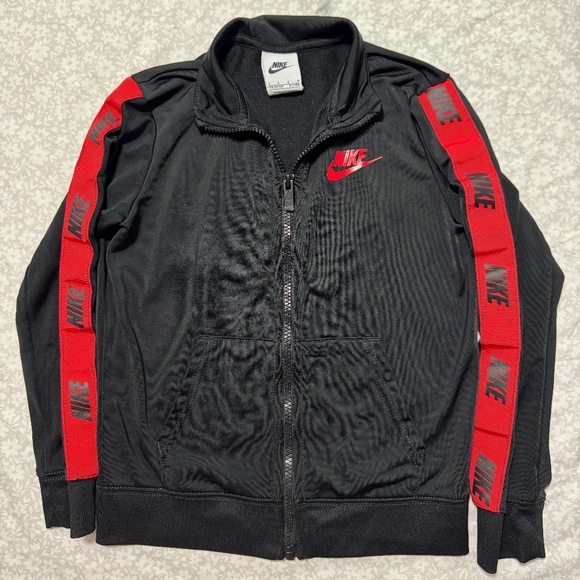black nike jacket boy size 6-7 years old full zipper and pocket both sides. - Picture 1 of 6